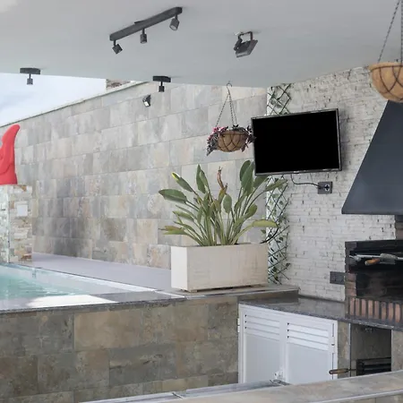 Adan Con Piscina Majestuosa Country house