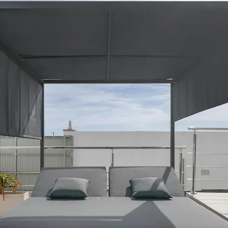 Adán Con Piscina Majestuosa