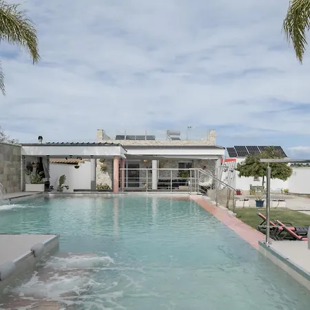 Adán Con Piscina Majestuosa Cadice