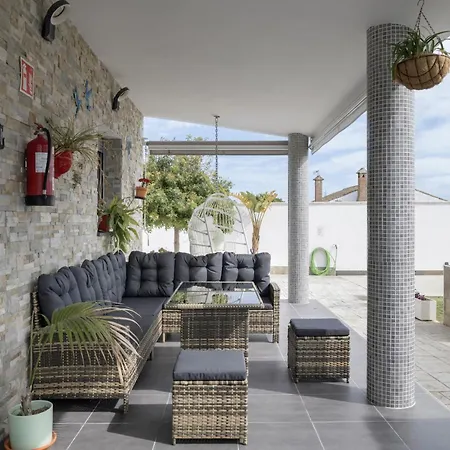 Adán Con Piscina Majestuosa Cadice