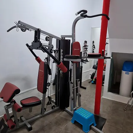 Adán Con Piscina Majestuosa Cadice