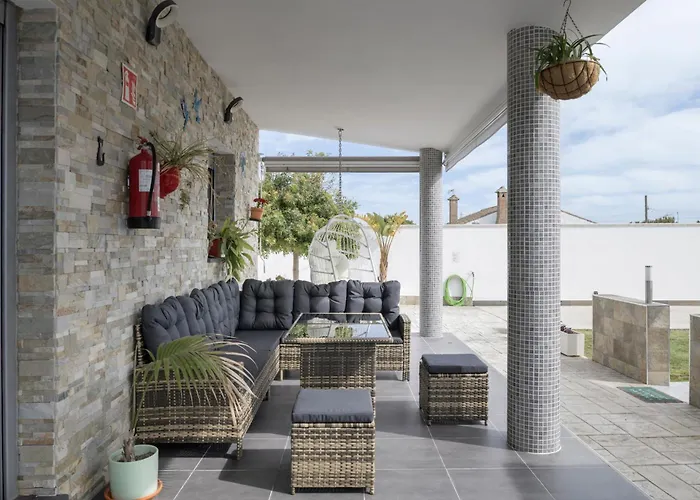 Adán Con Piscina Majestuosa Cádiz